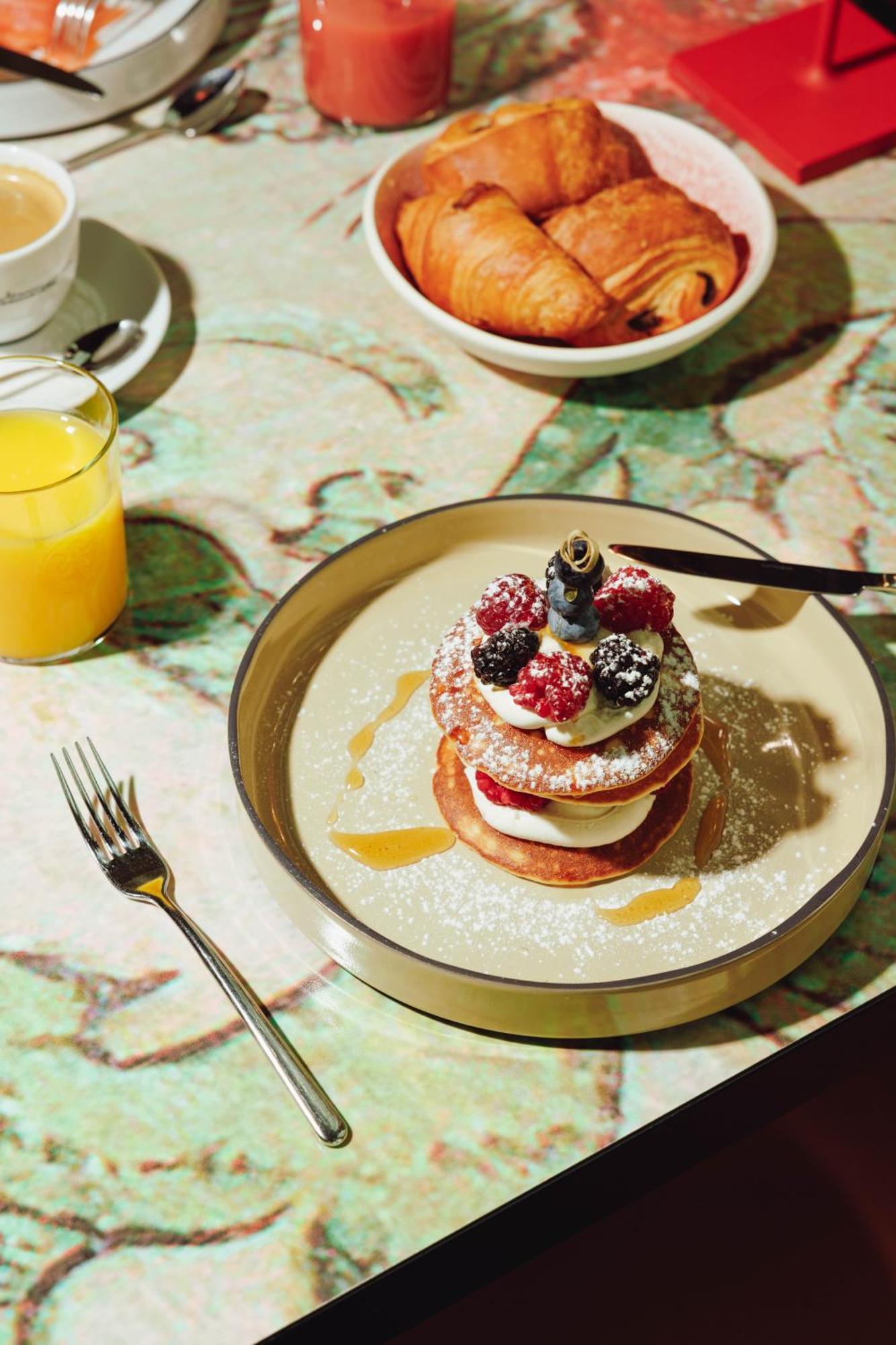 Kruisherenhotel Maastricht - Oostwegel Collection, Member Of Design Hotels Exterior foto A stack of pancakes with fruit and cream