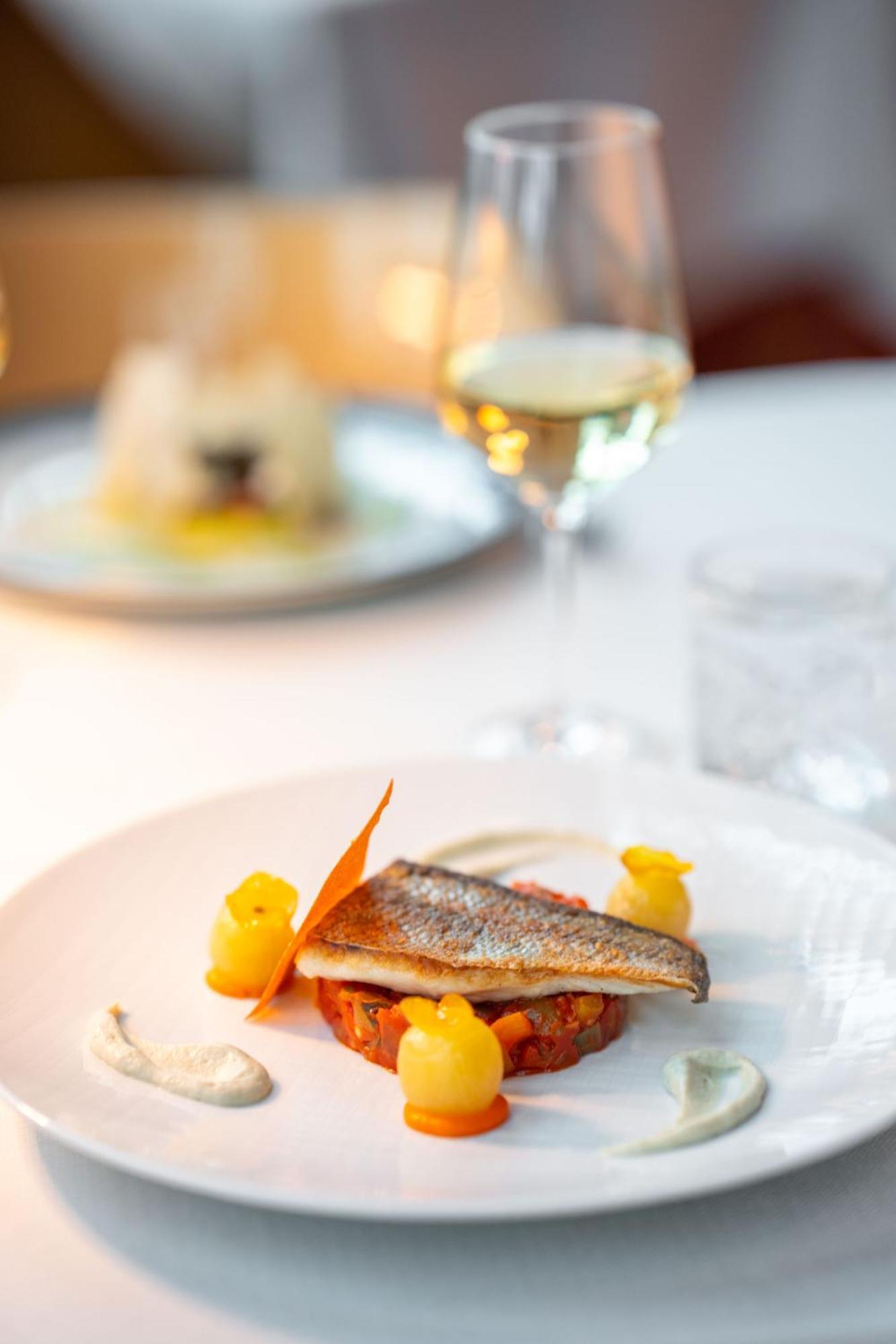 Kruisherenhotel Maastricht - Oostwegel Collection, Member Of Design Hotels Exterior foto A plate of food