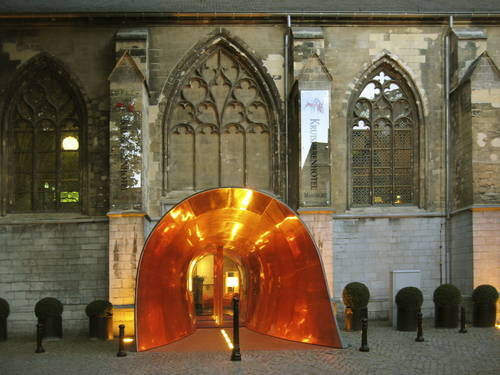 Kruisherenhotel Maastricht - Oostwegel Collection, Member Of Design Hotels Exterior foto The entrance to the crypt